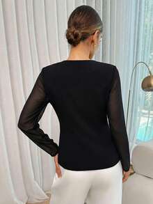 Lavishia Áo sơ mi dài tay cổ vuông màu đen, chất liệu dệt kim, điểm nhấn là cúc kim loại màu vàng hồng, kiểu dáng ôm sát, thích hợp cho việc đi làm. - màu đen - Xem 2