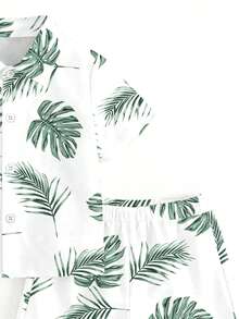SHEIN Conjunto de camisa de manga curta e shorts para menino, estilo casual minimalista de férias, com estampa de plantas tropicais em tons de verde, perfeito para praia e oceano, com um toque retrô americano. Confortável e estiloso. - Multicolorido - Ver 5