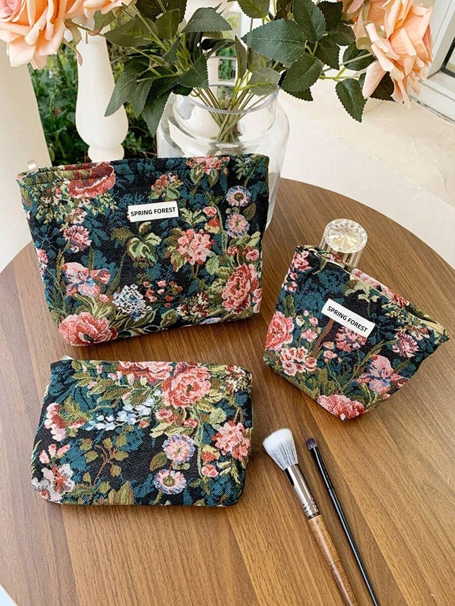 这款便携式化妆包采用粉色山茶花提花面料制成，时尚休闲，容量充足，是旅行和度假的理想之选。它可以收纳卫生巾、有线耳机、耳塞、头戴式耳机、充电器、化妆品、香水、钥匙等物品，是节日礼物、圣诞礼物、礼品袋/小手提袋、化妆品收纳包、迷你包、大容量包、圣诞礼物以及创意女性礼物的绝佳选择。