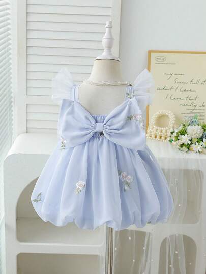 SHEIN Baby Girls' Ruffle Strap Floral Puff A-Line Dress. Featuring Ruffle Strap Design, 3D Bow At The Back, And Puff A-Line Lantern Skirt That Ensures Both Freedom Of Movement And Elegant Style. Suitable For Outings, Gatherings With Friends, And Family Celebrations, Making Your Baby The Center Of Attention.