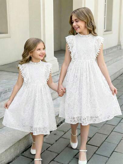 夏季女童白色蕾丝提花连衣裙，饰有蓬松绒球，优雅舒适，适合日常穿着、聚会和派对。