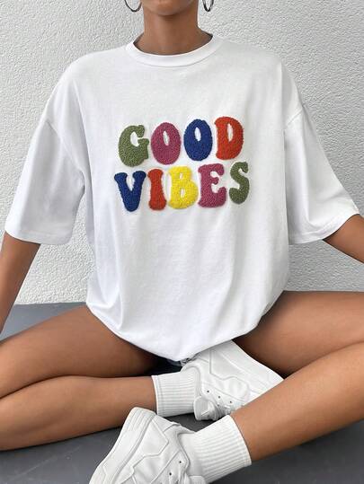 SHEIN T-shirt décontracté à manches tombantes avec motif de slogan détaillé en broderie, taille petite