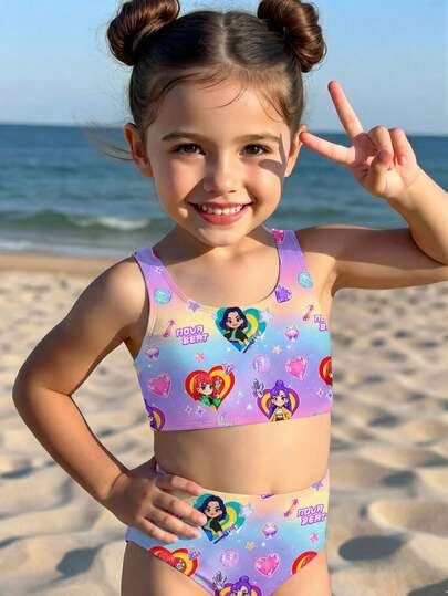 SHEIN Kleine Mädchen K-Pop Superstar Cartoon Kleine Mädchen Gruppe Badeanzug mit bedrucktem Muster, Weste & Dreieck Hose Bademode Set, geeignet für den Sommer