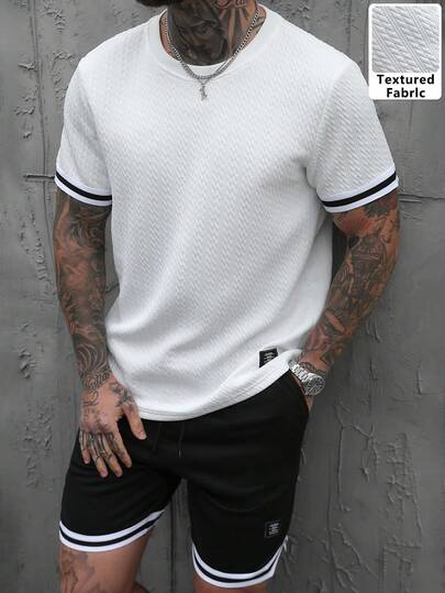 Manfinity Homme 男士舒适几何压花圆领短袖T恤套装，搭配抽绳弹力腰篮球短裤，罗纹袖口和下摆，小巧的Logo，适合休闲、派对、聚会、运动、办公、春秋季穿着，经典日系风格，热门套装，自穿或送礼皆宜。