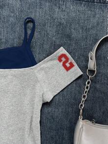 Camiseta gráfica casual con corte en el hombro con números y letras para adolescentes, uso versátil diario - Gris - Ver 4