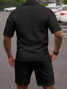 Manfinity Homme 男士休闲纯色纹理短袖 Polo 衫和短裤套装，夏季 - 黑色 - 查看 2