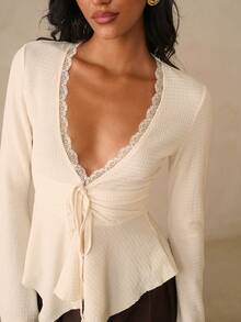 SHEIN Glamour 极简性感棕色深V领T恤，褶皱系带喇叭袖收腰上衣 - 杏色 - 查看 3