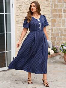 SHEIN Clasi 大码休闲条纹收腰连衣裙 夏季连衣裙 春季连衣裙 复活节连衣裙 女士优雅连衣裙 沙滩裙 沙滩装扮 婚礼宾客连衣裙 毕业礼服 母亲毕业装扮 女士优雅连衣裙 女士休闲连衣裙 女士度假装扮 女士假日装扮 女士沙滩度假装扮 蓝色连衣裙 女士连衣裙 优雅经典女士休闲连衣裙 女士正装 法式连衣裙 端庄连衣裙 长款 - 藍白色 - 查看 5