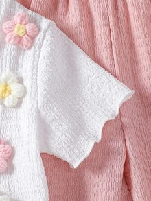 SHEIN Playful Pals Conjunto de 2 piezas para niñas jóvenes: Blusa de manga corta texturizada blanca + Pantalones anchos texturizados color caqui con decoración de lazo floral 3D, adecuado para uso casual diario y vacaciones, verano - Rosa - Ver 3