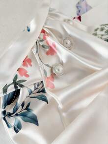 GlowEve Camiseta de tirantes con estampado floral y detalle de cintura fruncida, ideal para vacaciones. Top de satén blanco adelgazante para el verano - Blanco - Ver 6