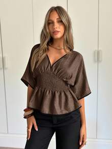 Siren Gaze 女士深V领撞色滚边褶皱腰身修身休闲短袖衬衫，适合度假和海滩穿着 - 咖啡棕 - 查看 1