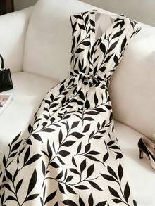 Franclia 女士时尚夏季初夏黑色树叶印花V领无袖束腰系带修身百搭休闲简约街头风舒适面料OL度假派对约会中长连衣裙 - 杏色 - 查看 2