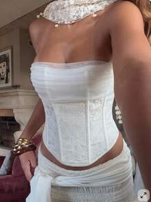 Aloruh 这款女士优雅雪纺混纺连衣裙采用白色立体面料，搭配精美褶皱胸罩、罩杯式上衣和紧身贴身连衣裙，胸部采用褶皱设计，肩带系有蝴蝶结。适合音乐会、乡村音乐会、夜总会和性感派对等场合。性感优雅的派对紧身连衣裙，搭配上衣。 - 白色 - 查看 2