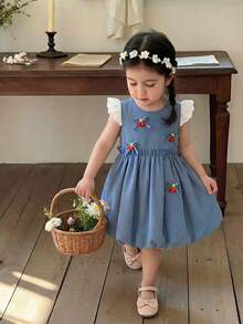 SHEIN Vintaside Kids 1件女婴夏季新款牛仔风蝴蝶结樱桃装饰荷叶边灯笼袖可爱休闲连衣裙，韩版 - 藍色 - 查看 4