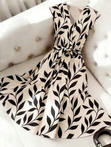 Franclia 女士时尚夏季初夏黑色树叶印花V领无袖束腰系带修身百搭休闲简约街头风舒适面料OL度假派对约会中长连衣裙 - 杏色 - 查看 3