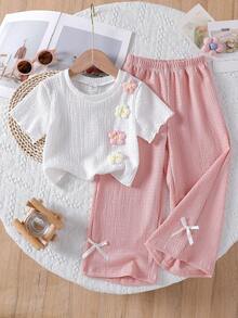 SHEIN Playful Pals Conjunto de 2 piezas para niñas jóvenes: Blusa de manga corta texturizada blanca + Pantalones anchos texturizados color caqui con decoración de lazo floral 3D, adecuado para uso casual diario y vacaciones, verano - Rosa - Ver 1