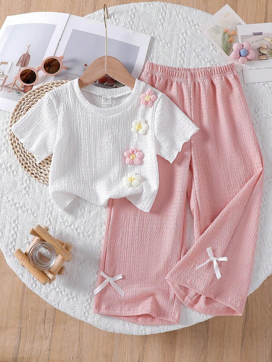 SHEIN Playful Pals Conjunto de 2 piezas para niñas jóvenes: Blusa de manga corta texturizada blanca + Pantalones anchos texturizados color caqui con decoración de lazo floral 3D, adecuado para uso casual diario y vacaciones, verano - Rosa - Ver 1