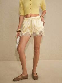 Poéselle Quần short nữ thanh lịch với chất liệu ren tương phản, cạp chun, túi bên hông, thích hợp cho mùa hè. - Vàng nhạt - Xem 5