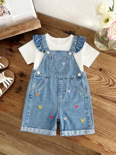 SHEIN Vintaside Kids Pantalones cortos de peto vaqueros casuales sueltos de color azul claro lavado para niñas pequeñas, con bordado de corazones coloridos y volantes. Hechos de denim de algodón suave y ligero, un imprescindible para niñas fashionistas, adecuado para primavera/verano, uso casual, sesiones de fotos, salidas, fiestas. Nuevos lanzamientos de primavera/verano 2026