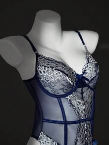 Seduluxe Bộ 3 món gồm áo liền thân xuyên thấu quyến rũ, chất liệu lưới đen và ren đỏ tía, kèm tất lưới. - Màu xanh lam - Xem 4