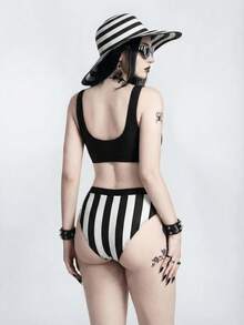 ROMWE Bộ đồ bơi 2 mảnh phong cách Gothic Punk bí ẩn 2026SS, phối màu đen trắng sọc, bikini có đệm mút rời, thích hợp cho kỳ nghỉ, bãi biển, tiệc trà chiều, tiệc tùng, mặc hàng ngày, thể thao ngoài trời, thời trang, kỳ nghỉ biển. Đồ bơi nữ mới năm 2026 dành cho trường học, thích hợp cho kỳ nghỉ, hẹn hò, tiệc trà chiều, phong cách miền Tây, du thuyền, bãi biển, đảo, du lịch đường bộ, mọi mùa, lễ hội âm nhạc, kỳ nghỉ Boho, kỳ nghỉ Bohemian, mùa thu thư giãn, phong cách Boho miền Tây, váy thanh lịch cho phụ nữ, đồ bơi in họa tiết đầy màu sắc sống động cho kỳ nghỉ. Đồ bơi đen trắng, bikini sọc, bikini Gothic, đồ bơi Gothic. - Đỏ - Xem 3