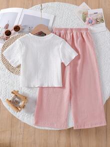 SHEIN Playful Pals Conjunto de 2 piezas para niñas jóvenes: Blusa de manga corta texturizada blanca + Pantalones anchos texturizados color caqui con decoración de lazo floral 3D, adecuado para uso casual diario y vacaciones, verano - Rosa - Ver 2