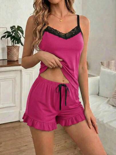 Set de Pijama de 2 Piezas: Camiseta con Encaje Delicado y Short con Volantes – Loungewear de Lujo para un Descanso con Estilo que combina la suavidad de un tejido ligero con detalles que marcan la diferencia. La camiseta presenta un delicado acabado en encaje que aporta un toque sofisticado y femenino, mientras que el short de corte favorecedor cuenta con un detalle de volantes en el borde que añade movimiento y un aire juvenil.