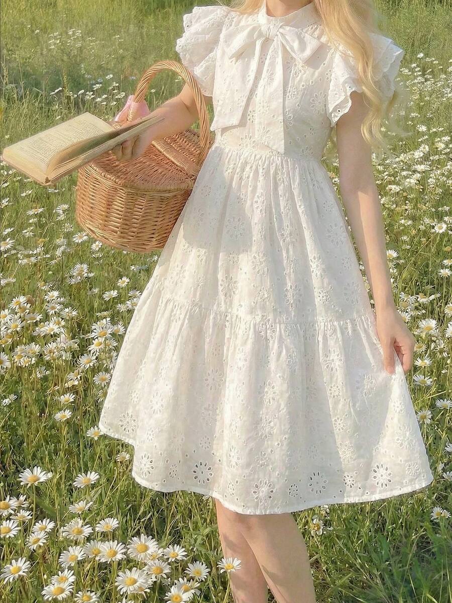 SHEIN 少女优雅度假纯白色刺绣蝴蝶结装饰立领双层荷叶袖A字连衣裙 - 白色 - 查看 1