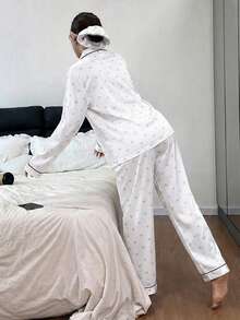 Bộ đồ ngủ tay dài và quần dài in hình trái tim bằng chất liệu giả satin. - trắng - Xem 2