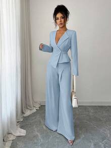 Elenzga Bộ đồ hai mảnh cổ chữ V thanh lịch dành cho nữ, một bộ vest sang trọng, hoàn hảo cho dịp năm mới. Bộ đồ dài tay cao cấp, trang nhã này có phần eo được thắt độc đáo với đường viền không đối xứng, kết hợp với quần ống rộng dáng suông. Một bộ đồ thanh lịch và chuyên nghiệp, phù hợp cho các lễ hội Lễ Tạ ơn và Halloween. Một món đồ không thể thiếu cho mùa thu, kiểu dáng mới này hoàn hảo cho việc đi làm vào mùa thu và mùa đông, phù hợp cho các dịp công sở thường ngày. - Màu xanh nhạt - Xem 4