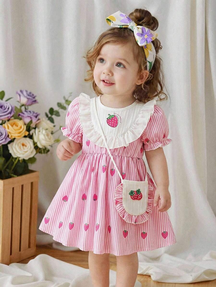 SHEIN Vintaside Kids 1件女婴夏季柔软面料连衣裙，2026春夏新款时尚，度假旅行必备，舒适休闲印花荷叶边下摆白色短袖百搭基础款连衣裙，附赠可爱印花包，适合春夏上学、旅行、度假、日常穿着 - 粉色 - 查看 1