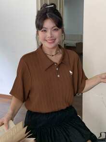 Dazy Plus 杏色 Polo 領刺繡翻領短袖夏季大尺碼 T 恤可愛上衣 - 棕色 - 查看 4