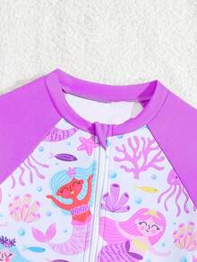 新款女童连体泳衣，单件装。这款连体泳衣采用裙摆设计，饰有可爱的卡通图案，配有拉链，甜美可爱，适合女孩和幼儿在游泳、海滩度假、水上乐园等场合穿着。长袖和裙摆设计提供良好的皮肤保护，面料优质。 - 彩色 - 查看 4