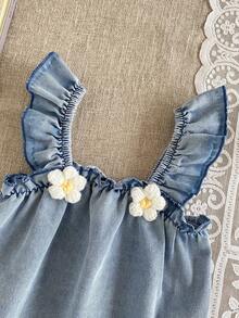 SHEIN Vintaside Kids Bộ đồ thời trang bé gái kiểu dáng thường ngày, cổ vuông dày dặn, chất liệu denim xanh dương, tay bồng, họa tiết hoa 3D dễ thương, áo và quần short gấu bồng, mềm mại, tối giản, đa năng, thích hợp cho mùa xuân/hè đi học, dã ngoại, du lịch, nghỉ lễ và mặc hàng ngày. - Nhiều màu - Xem 6