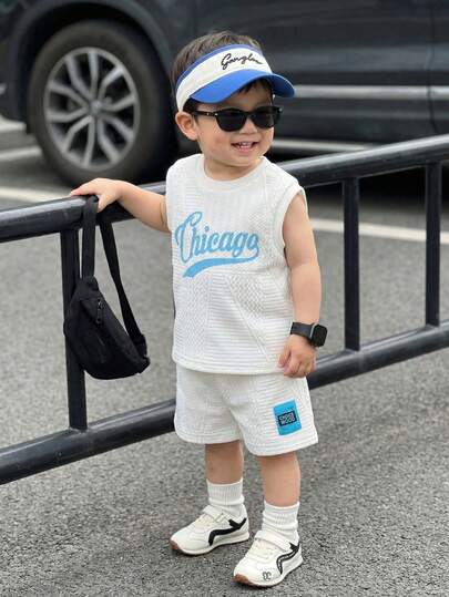SHEIN Playful Pals 男婴夏季休闲运动风字母印花无袖上衣和短裤套装，适合日常外出、运动、户外玩耍和度假。