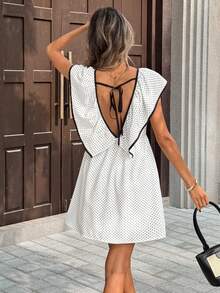 SHEIN PariChic 女士波点休闲优雅连衣裙。这款休闲波点荷叶边迷你连衣裙是打造夏日度假造型的完美之选。前后蝴蝶结相得益彰，背后的系带设计更添活动自由。它也是女士理想的沙滩裙，居家休闲穿着也同样舒适。白色波点连衣裙，女士夏季连衣裙，短袖连衣裙，休闲夏季连衣裙，度假连衣裙 - 白色 - 查看 2