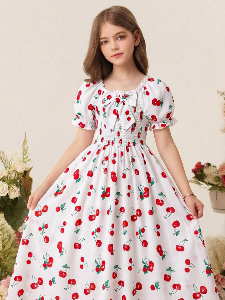 Vestido de verano de estilo campestre para actividades al aire libre, con estampado de cerezas en blanco y rojo, elegante y cómodo. Falda con volantes y lazo, manga corta con volantes, silueta evasé con recogido en la cintura - Blanco - Ver 1