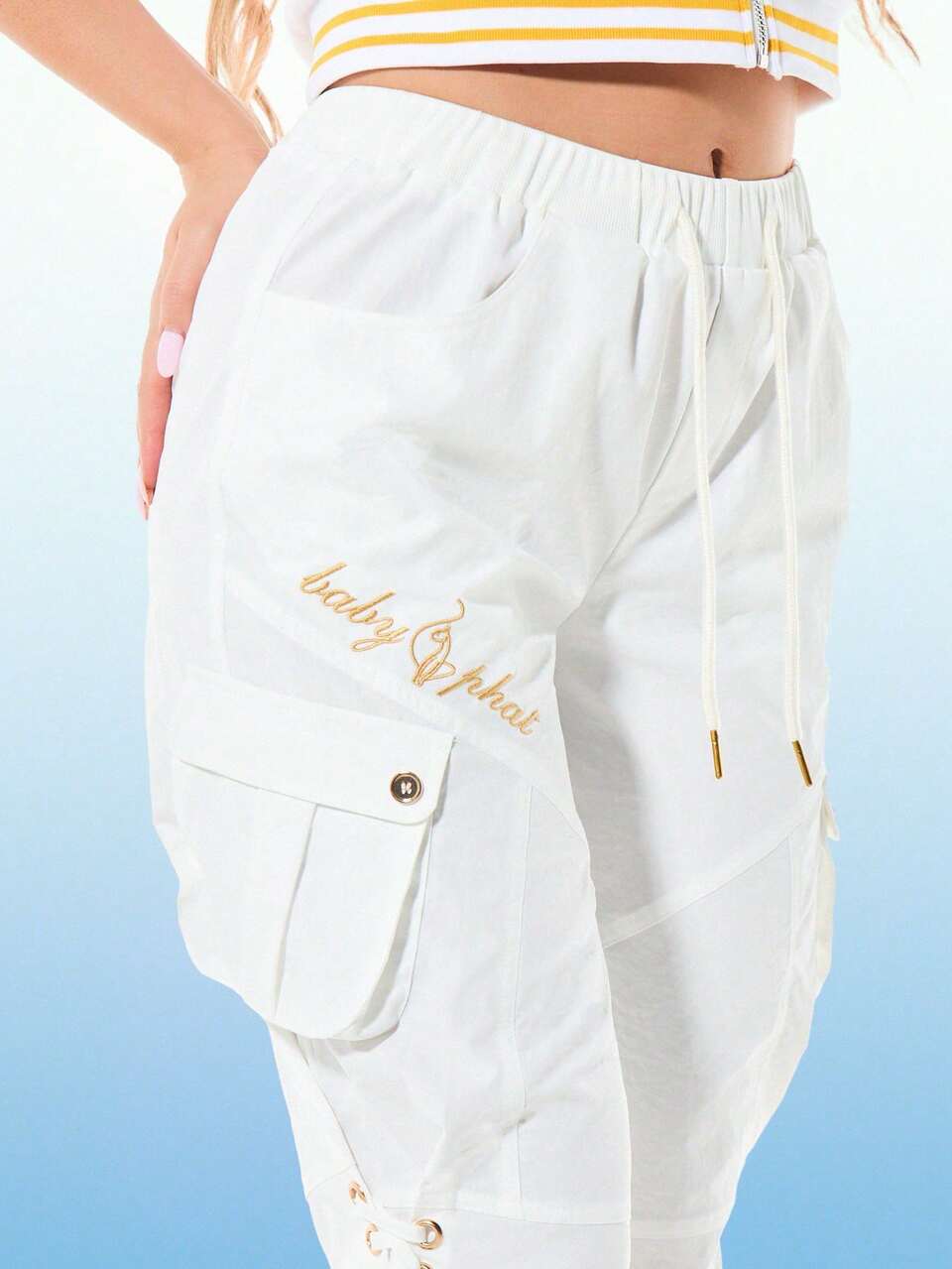 BABYPHAT Pantalon capri style utilitaire blanc pour femmes avec détail de bas lacé et poches latérales pour le printemps et l'été, tenue décontractée