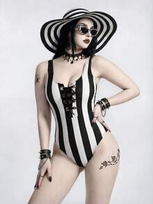 ROMWE Bộ đồ bơi liền thân 2026SS phong cách Gothic tối tăm, kỳ dị, punk, gợi cảm và bí ẩn, họa tiết sọc đen trắng tương phản, dây đeo có khoen kim loại, thích hợp cho kỳ nghỉ. - Đen và trắng - Xem 1
