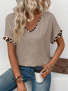 EMERY ROSE 女士V领T恤，新款时尚豹纹撞色滚边 - 卡其色 - 查看 5