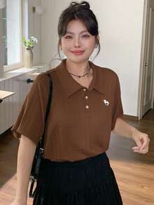 Dazy Plus 杏色 Polo 領刺繡翻領短袖夏季大尺碼 T 恤可愛上衣 - 棕色 - 查看 3