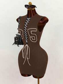 Mistrie Vestido Curto Ajustado Feminino com Estampa Numérica, Contraste de Cor e Recortes em Renda Sexy, Novo Verão Y2K - Castanho - Visão 5