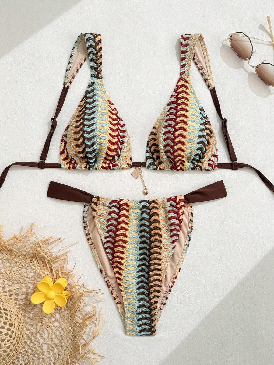 SHEIN Swim 大码女士两件式泳衣套装，采用特殊面料，搭配椰树金属吊坠，可调节肩带，时尚性感，适合海滩、泳池、度假、沙滩派对等场合。 - 彩色 - 查看 1