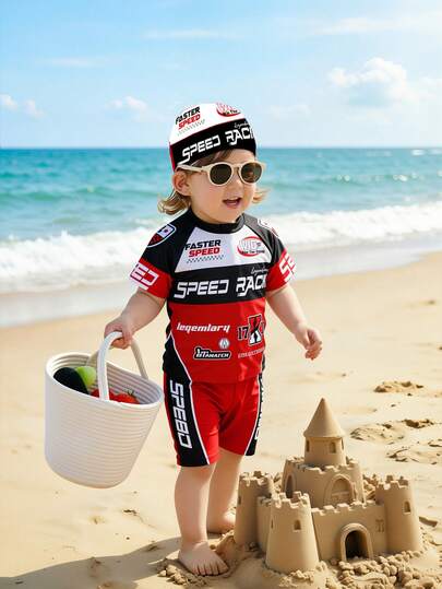 SHEIN Bubblio סט שלושה חלקים של Young Boys, בגד ים, כובע ים, חמוד, אופנתי ויפה מודפס עם דוגמא של מכוניות, מתאים לשחייה בחוף, גלישה בחוף, חופשה, אביב וקיץ