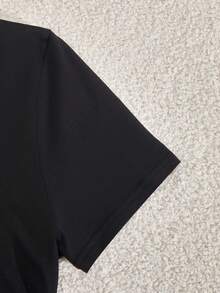 SHEIN 这款少女休闲运动套装，采用撞色缝线 Polo 领设计，胸前饰有刺绣，短袖上衣腰部设有褶裥，搭配阔腿抽绳裤。海军蓝配色，完美兼顾舒适与时尚。简约而不失精致，可调节腰围的阔腿裤和撞色 Polo 领更能衬托颈部线条。是居家休闲、运动健身或户外活动的必备夏季单品。 - 黑色 - 查看 8