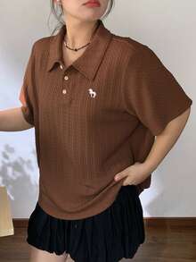 Dazy Plus 杏色 Polo 領刺繡翻領短袖夏季大尺碼 T 恤可愛上衣 - 棕色 - 查看 5