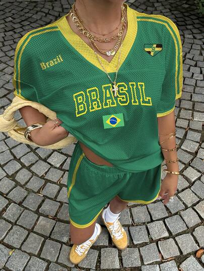 Muchica Bộ đồ thể thao nữ mùa hè gồm áo thun và quần short cổ chữ V phối màu tương phản, áo len tay raglan, phù hợp cho người đam mê thể thao, đồng phục đội tuyển, sự kiện thể thao, trang phục thể thao thường ngày kẻ sọc vàng xanh, áo thun thể thao nữ phối nhiều kiểu, áo kiểu Brazil rộng rãi.