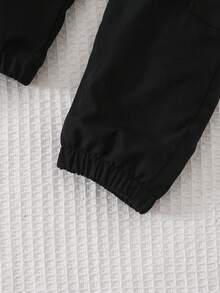 SHEIN Playful Pals Bộ áo thun ngắn tay cổ tròn thêu họa tiết cho bé trai và quần đen. - Đen và trắng - Xem 7