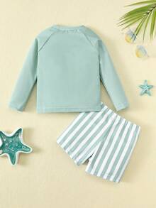 SHEIN Bubblio 2件套幼儿男女童可爱棕榈树条纹图案绿色长袖T恤泳衣和条纹泳裤套装，泳装，适合度假、海滩、冲浪、防晒 - 綠色 - 查看 2