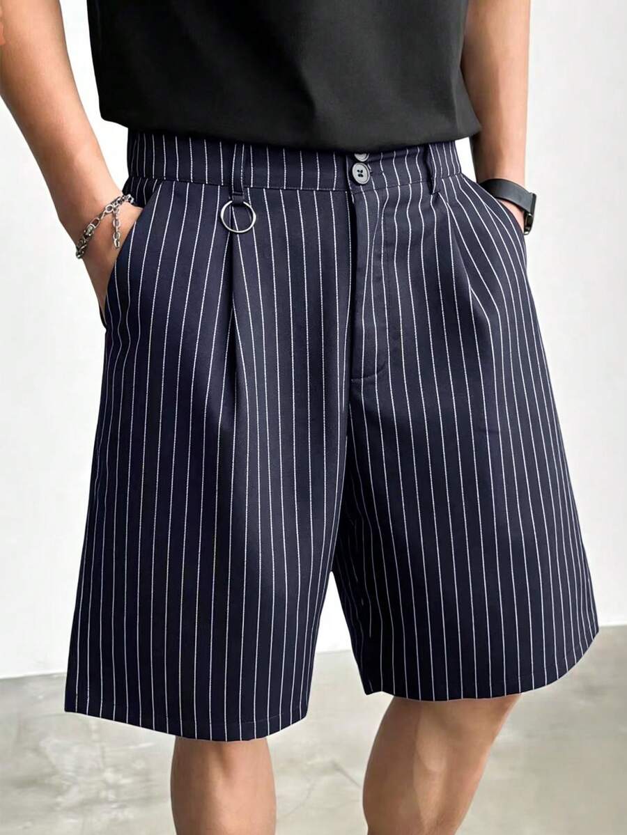Manfinity Hypemode 男士街头风多功能单品：条纹褶皱双扣宽松休闲短裤，适合街头穿搭、日常休闲、周末郊游、音乐节、派对等各种年轻社交场合。这款短裤是男士衣橱中不可或缺的百搭单品，也是送给男友或丈夫的绝佳礼物。 - 藏蓝色 - 查看 1